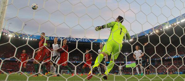 Вратарь сборной Португалии Руй Патрисиу (на первом плане) в матче группового этапа чемпионата Европы по футболу - 2016 между сборными командами Португалии и Австрии. - Sputnik Кыргызстан