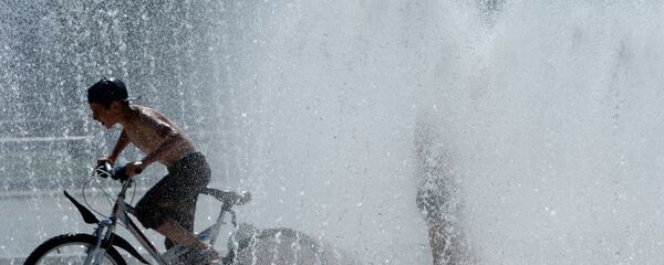 Фонтанда ойноп жаткан балдар. Архив - Sputnik Кыргызстан