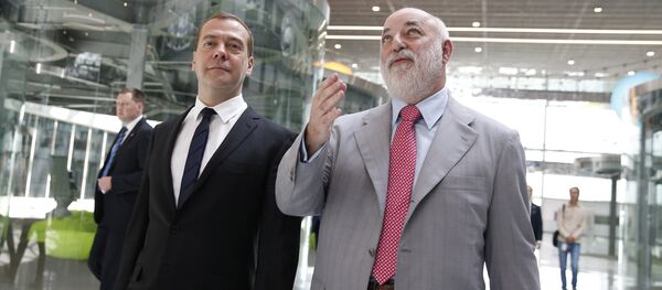Председатель правительства РФ Дмитрий Медведев (слева) во время посещения инновационного центра Сколково. Справа - президент некоммерческой организации Фонд развития Центра разработки и коммерциализации новых технологий (Фонд Сколково) Виктор Вексельберг. - Sputnik Кыргызстан