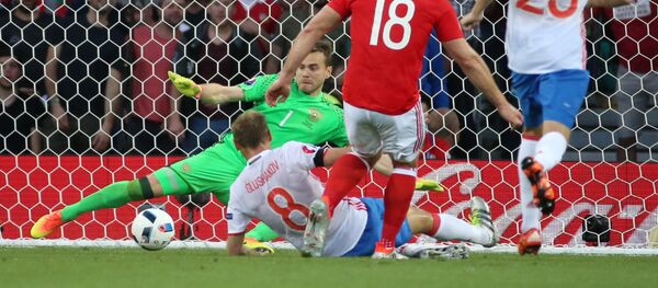 Вратарь сборной России Игорь Акинфеев, игрок сборной России Денис Глушаков, игрок сборной Уэльса Сэм Воукс и игрок сборной России Дмитрий Комбаров (слева направо) в матче группового этапа чемпионата Европы по футболу - 2016 между сборными командами России и Уэльса. Вратарь сборной России Игорь Акинфеев, игрок сборной России Денис Глушаков, игрок сборной Уэльса Сэм Воукс и игрок сборной России Дмитрий Комбаров (слева направо) в матче группового этапа чемпионата Европы по футболу - 2016 между сборными командами России и Уэльса. - Sputnik Кыргызстан