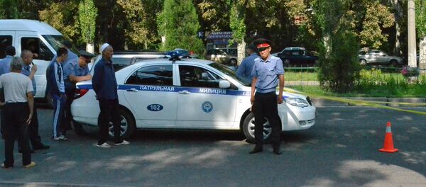 Сотрудники ПМ на месте наезда на пешехода со смертельным исходом по улице Курманджан Датки в Бишкеке - Sputnik Кыргызстан