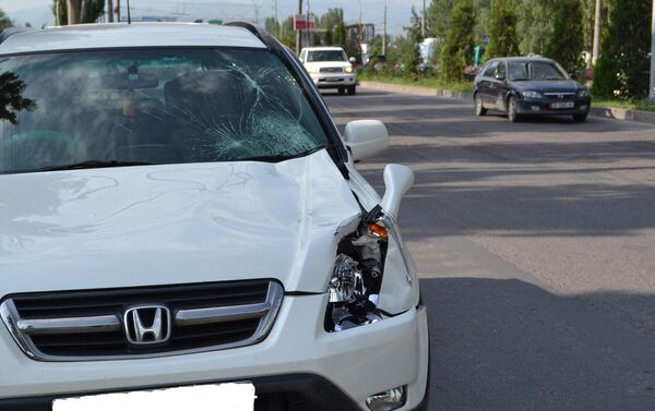 Милиция установила, что 20-летняя девушка, управляя автомашиной Honda CR-V, допустила наезд на пешехода - Sputnik Кыргызстан
