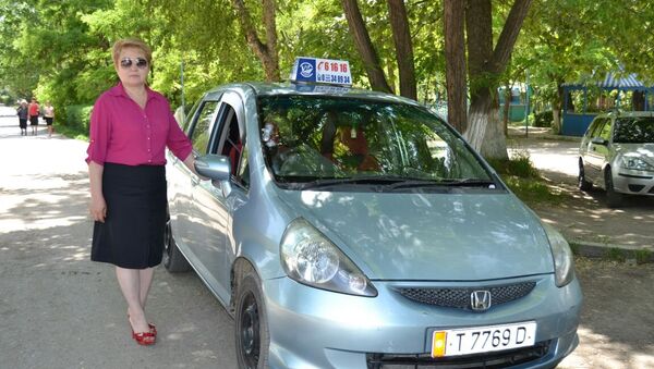Талас шаарындагы VIP такси кызматынын бригадири жана айдоочусу Гүлнара Иманкулова - Sputnik Кыргызстан