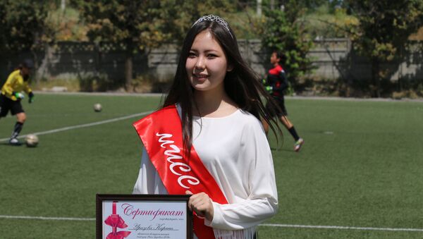 Победительница Мисс футбол — 2016 Карина Уразова - Sputnik Кыргызстан