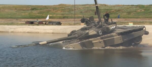 Танки грязи не боятся: бронетехника проехала под водой на учениях - Sputnik Кыргызстан