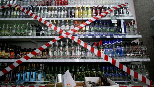 В ходе совместного рейда департамента лицензирования и регулирования отношений в сфере потребительского рынка и УВД по Приморскому краю проверен ряд магазинов и супермаркетов - Sputnik Кыргызстан