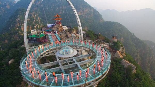 Йога над пропастью: десятки китайцев выполняли асаны на высоте 396 метров - Sputnik Кыргызстан