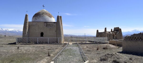 Тайлак Баатырдын күмбөзү. Архив - Sputnik Кыргызстан