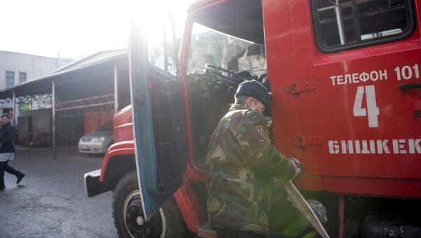 Сотрудник МЧС Кыргызстана у пожарной машины во время учений. Архивное фото - Sputnik Кыргызстан