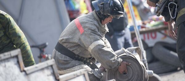 Сотрудник МЧС Кыргызстана во время учений. Архивное фото - Sputnik Кыргызстан