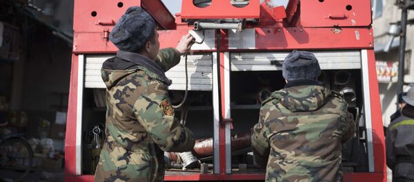 Сотрудники МЧС Кыргызстана у пожарной машины во время учений. Архивное фото Сотрудники МЧС Кыргызстана у пожарной машины во время учений. Архивное фото - Sputnik Кыргызстан