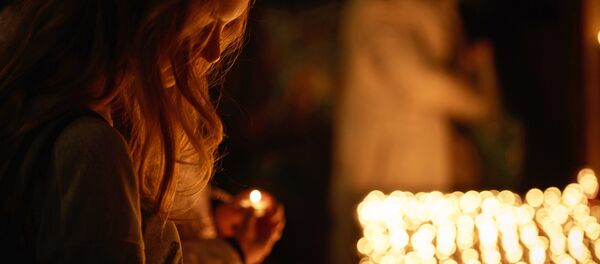 Девушка с свечами. Архивное фото - Sputnik Кыргызстан
