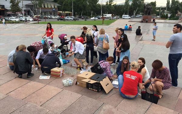 По словам участницы Марии Орловой, мероприятие, организованное у Вечного огня, началось в 22.00. - Sputnik Кыргызстан