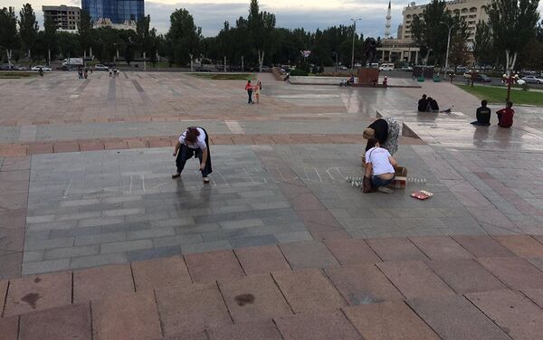 В Бишкеке на площади Победы прошла акция Свеча памяти, посвященная началу Великой Отечественной войны. - Sputnik Кыргызстан