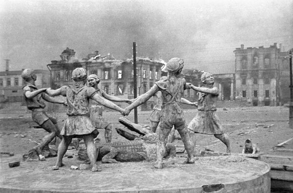 Памятник играющим детям в Сталинграде - Sputnik Кыргызстан