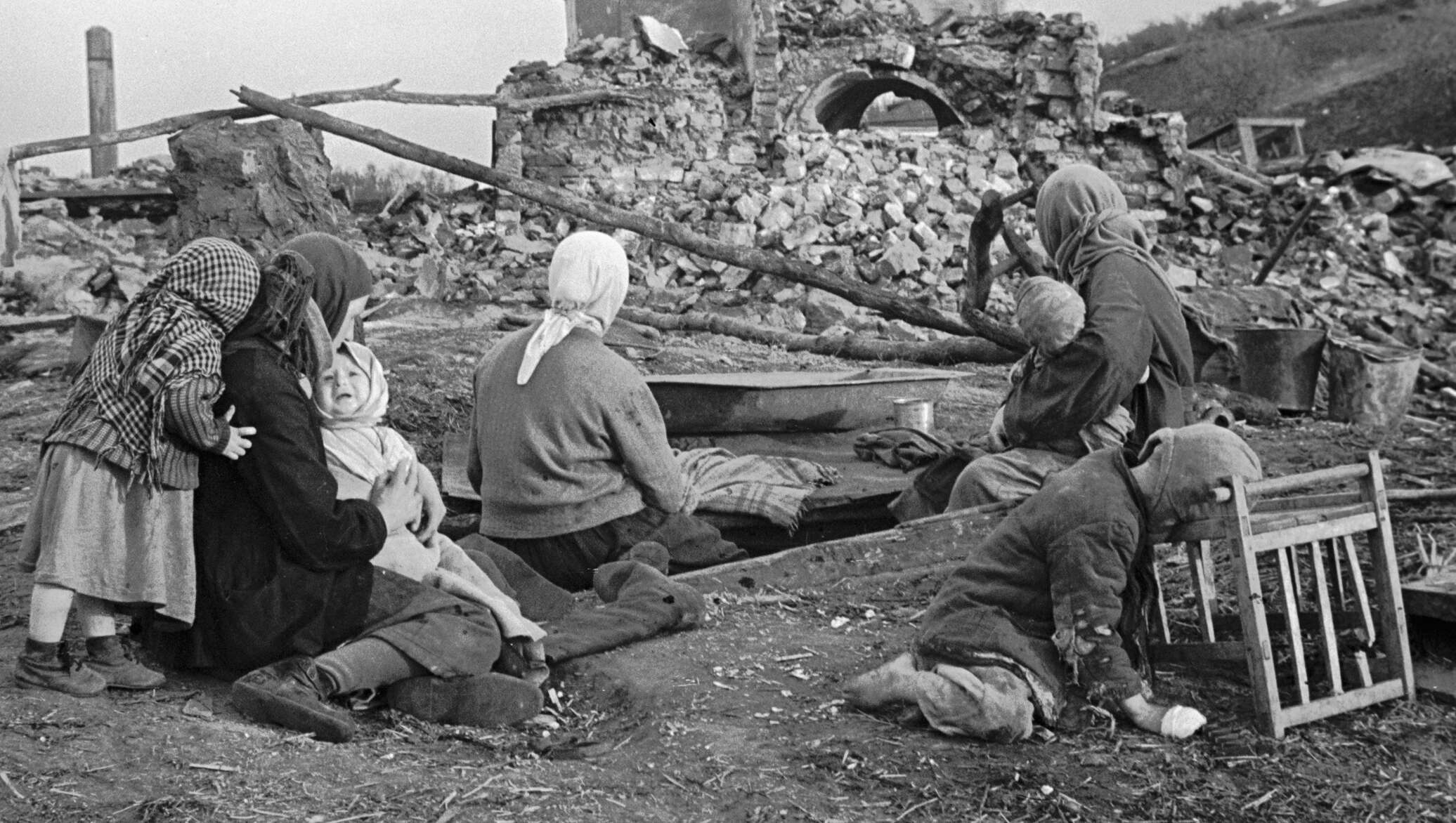 Голод 7 букв. Разрушенная деревня 1945 ВОВ. Голод в Великую отечественную войну 1941-1945. Убитые мирные жители в войну 1941-1945.