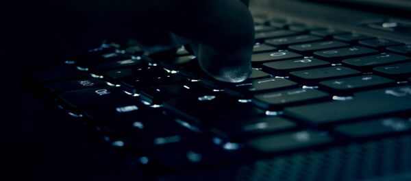 Мужчина работает за ноутбуком. Архивное фото - Sputnik Кыргызстан