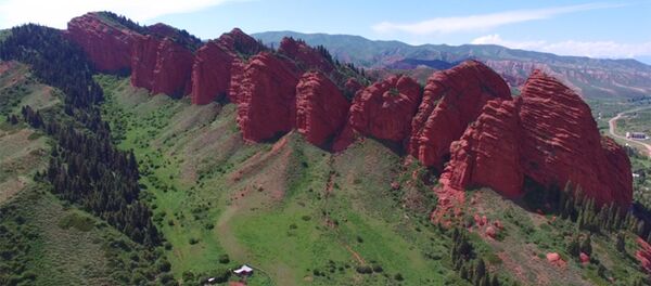 Уникальный Кыргызстан: пролетая над ущельем Джеты-Огуз Уникальный Кыргызстан: пролетая над ущельем Джеты-Огуз - Sputnik Кыргызстан