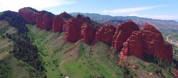 Ажайып Кыргызстан: Жети-Өгүзгө асмандан көз чаптырып... - Sputnik Кыргызстан