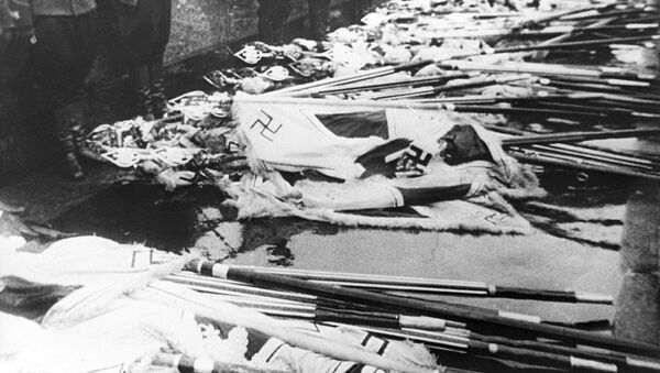 Знамена фашистской гитлеровской армии у подножия Мавзолея В. И. Ленина. Архивное фото - Sputnik Кыргызстан