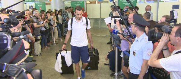 Вернувшиеся с Евро-2016 футболисты молча прошли перед журналистами в аэропорту - Sputnik Кыргызстан