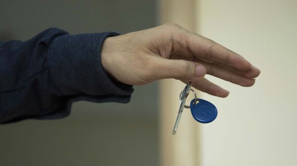 Мужчина роняет ключи от квартиры. Архивное фото - Sputnik Кыргызстан