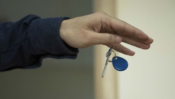 Мужчина держит ключи от квартиры. Архивное фото - Sputnik Кыргызстан