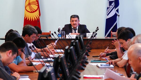 Мэр Бишкека Албек Ибраимов на совещании по транспортным вопросам - Sputnik Кыргызстан