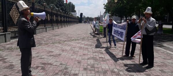 Горожане на митинге на площади Ала-Тоо по земельным вопросам. Горожане на митинге на площади Ала-Тоо по земельным вопросам. - Sputnik Кыргызстан