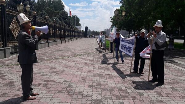 Горожане на митинге на площади Ала-Тоо по земельным вопросам. - Sputnik Кыргызстан