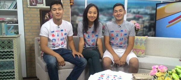 Студенты которые изобрели футболки-путеводители для туристов по Кыргызстану - Sputnik Кыргызстан