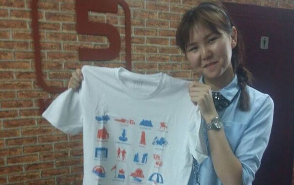 В этой футболке иностранец, который даже ни слова не понимает на кыргызском или русском языках, сможет объяснить местным жителям, что ему нужно. - Sputnik Кыргызстан
