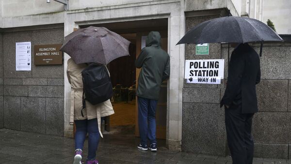 Люди на участке для голосования о членстве Британии в ЕС, Лондон. - Sputnik Кыргызстан