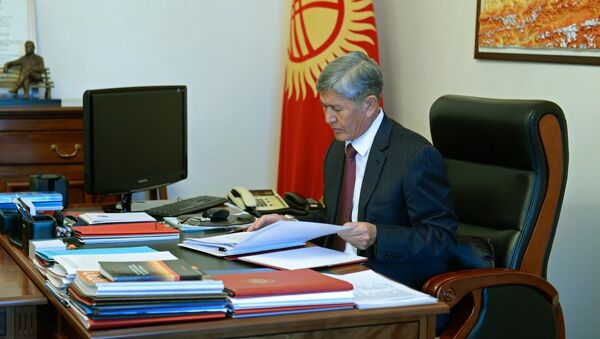 Президент Кыргызской Республики Алмазбек Атамбаев в рабочем кабинете. Архивное фото - Sputnik Кыргызстан
