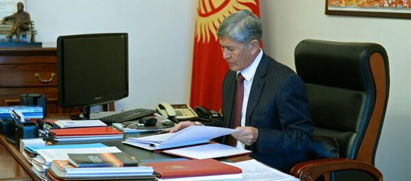 Кыргызстандын президенти Алмазбек Атамбаев иш кабинетинде. Архив - Sputnik Кыргызстан