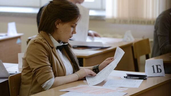 Ученики перед началом сдачи экзамена. Архивное фото - Sputnik Кыргызстан