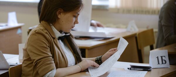 Ученики перед началом сдачи экзамена. Архивное фото - Sputnik Кыргызстан