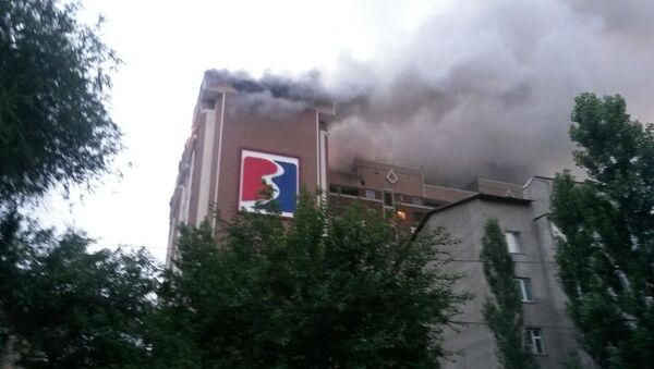 Пожар в 12-этажном строящемся доме на пересечении улиц Панфилова и Фрунзе - Sputnik Кыргызстан