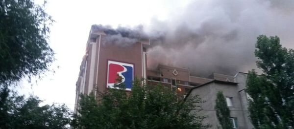 Пожар в 12-этажном строящемся доме на пересечении улиц Панфилова и Фрунзе - Sputnik Кыргызстан