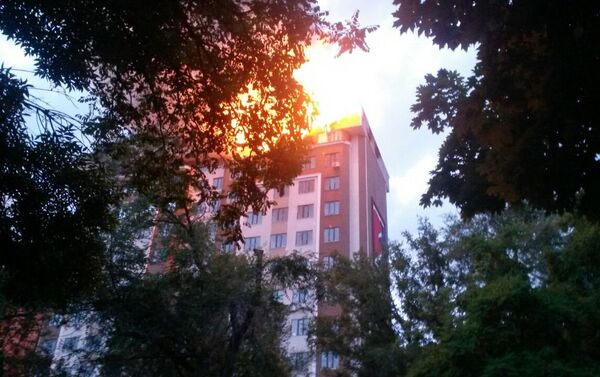 Дом строится, нежилой. Жертв нет.  По предварительным данным горит кровля, общая площадь возгорания около тысячи квадратных метров - Sputnik Кыргызстан