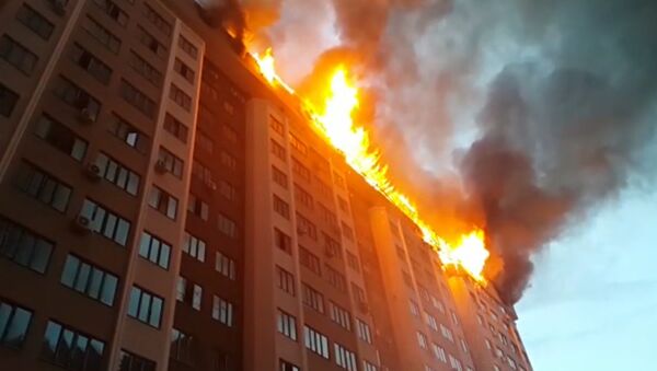 Пламя охватило часть высотки в Бишкеке. Кадры с места событий - Sputnik Кыргызстан