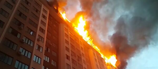 Пламя охватило часть высотки в Бишкеке. Кадры с места событий - Sputnik Кыргызстан