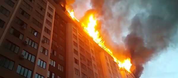 Бишкектин чок ортосундагы көп кабатту үй өрттөнүп жатат - Sputnik Кыргызстан