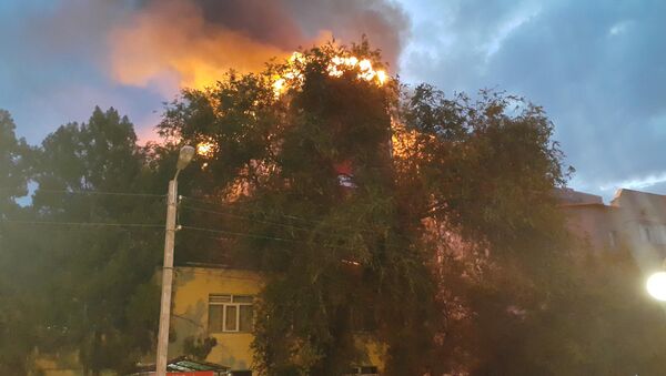 Пламя огня на кровле пентхауса 12-этажного элитного дома на пересечении улиц Панфилова и Фрунзе - Sputnik Кыргызстан
