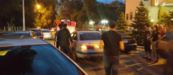 Панфилов жана Фрунзе көчөлөрүнүн кесилишиндеги өрт чыккан 12 кабаттуу үйдүн алдындагы элдер. - Sputnik Кыргызстан