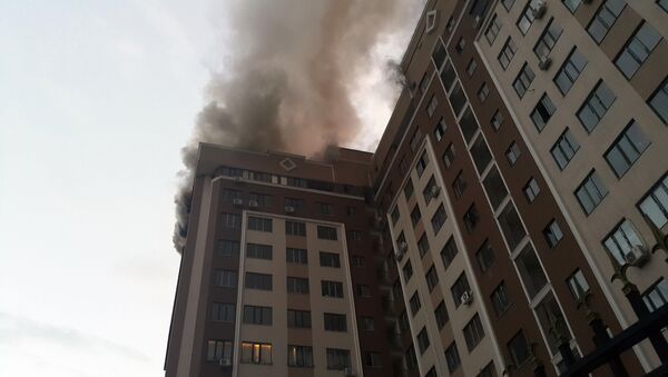 Дым на кровле пентхауса 12-этажного элитного дома на пересечении улиц Панфилова и Фрунзе - Sputnik Кыргызстан