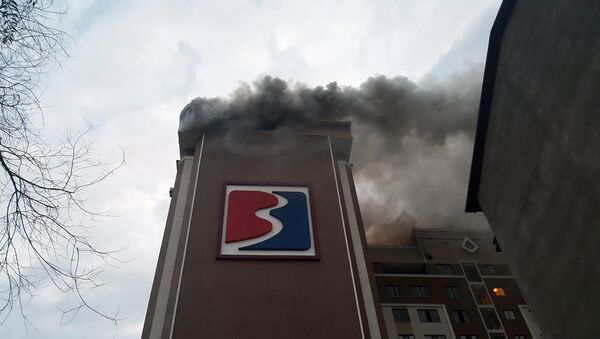 Дым на месте пожара в 12-этажном строящемся доме на пересечении улиц Панфилова и Фрунзе. - Sputnik Кыргызстан