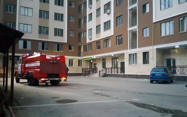 Ранее сообщалось, что вызов о пожаре поступил в 20.30. Загорелась кровля строящегося элитного дома. - Sputnik Кыргызстан