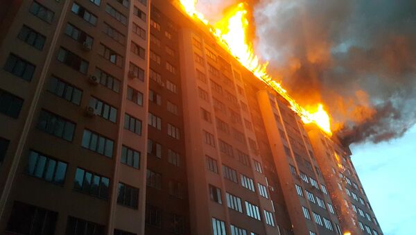 Пожар в 12-этажном строящемся доме на пересечении улиц Панфилова и Фрунзе - Sputnik Кыргызстан