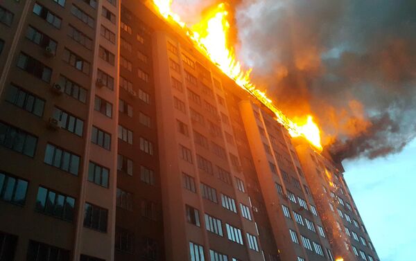 Из горящего 12-этажного дома на пересечении улиц Панфилова и Фрунзе эвакуируют людей. - Sputnik Кыргызстан